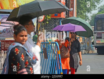 Kolkata, India. 26th Apr, 2022. People came outside holding an umbrella in hot summer dayToday's temperature in Kolkata is around 40°c. The Met office declared a heatwave alert for most districts in South Bengal till 28th April.But it will continue to be warm and uncomfortable with no chance of rain, according to the Regional Meteorological Centre (RMC) till April 28. (Photo by Rahul Sadhukhan/Pacific Press) Credit: Pacific Press Media Production Corp./Alamy Live News Stock Photo