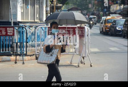 Kolkata, West Bengal, India. 26th Apr, 2022. A woman came outside holding an umbrella in a hot summer day.Today's temperature in Kolkata is around 40Â°c. The Met office declaredÂ a heatwave alertÂ for most districts in South Bengal till 28th April.But it will continue to be warm and uncomfortable with no chance of rain, according to the Regional Meteorological Centre (RMC) till April 28. (Credit Image: © Rahul Sadhukhan/Pacific Press via ZUMA Press Wire) Stock Photo