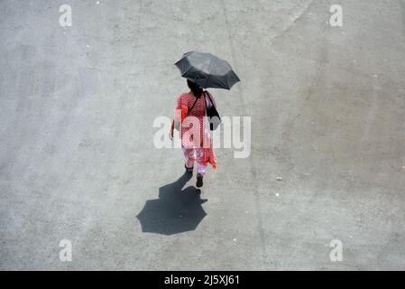 Kolkata, West Bengal, India. 26th Apr, 2022. A woman came outside holding an umbrella in a hot summer day.Today's temperature in Kolkata is around 40Â°c. The Met office declaredÂ a heatwave alertÂ for most districts in South Bengal till 28th April.But it will continue to be warm and uncomfortable with no chance of rain, according to the Regional Meteorological Centre (RMC) till April 28. (Credit Image: © Rahul Sadhukhan/Pacific Press via ZUMA Press Wire) Stock Photo