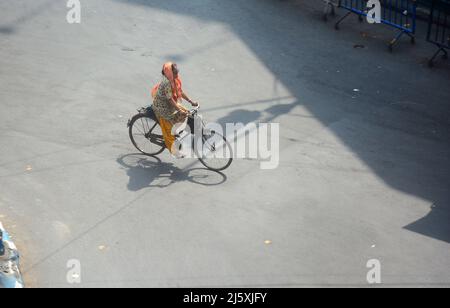 Kolkata, West Bengal, India. 26th Apr, 2022. A woman was cycling in a hot summer day.Today's temperature in Kolkata is around 40Â°c. The Met office declaredÂ a heatwave alertÂ for most districts in South Bengal till 28th April.But it will continue to be warm and uncomfortable with no chance of rain, according to the Regional Meteorological Centre (RMC) till April 28. (Credit Image: © Rahul Sadhukhan/Pacific Press via ZUMA Press Wire) Stock Photo