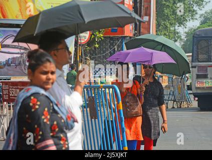 Kolkata, West Bengal, India. 26th Apr, 2022. People came outside holding an umbrella in hot summer day.Today's temperature in Kolkata is around 40Â°c. The Met office declaredÂ a heatwave alertÂ for most districts in South Bengal till 28th April.But it will continue to be warm and uncomfortable with no chance of rain, according to the Regional Meteorological Centre (RMC) till April 28. (Credit Image: © Rahul Sadhukhan/Pacific Press via ZUMA Press Wire) Stock Photo