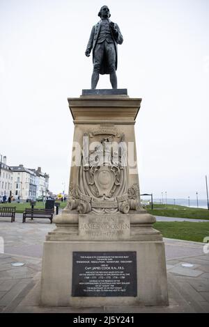 WHITBY, ENGLAND, UK. April 25th 2022. A statue of captain James Cook is seen in Whitby commemorating the men who built the Whitby ships. Stock Photo