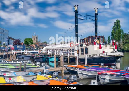 Henley-on-Thames, Oxfordshire, England. Tuesday 26th April 2022. On a beautiful spring day, the New Orleans pleasure boat makes an interesting landmark on the River Thames in the 13th Century Market Town of Henley-on-Thames. Credit: Terry Mathews/Alamy Live News Stock Photo