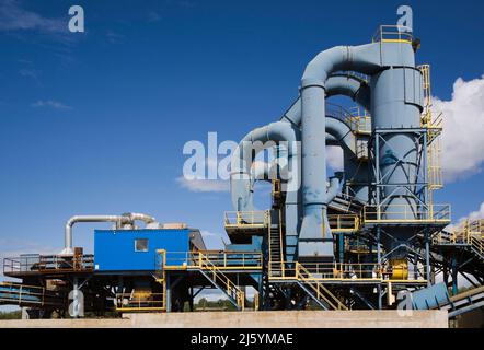 https://l450v.alamy.com/450v/2j5ymae/partial-view-of-an-industrial-metal-shredder-at-a-scrap-metal-recycling-yard-2j5ymae.jpg