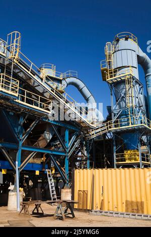 https://l450v.alamy.com/450v/2j5ymg6/partial-view-of-an-industrial-metal-shredder-at-a-scrap-metal-recycling-yard-2j5ymg6.jpg