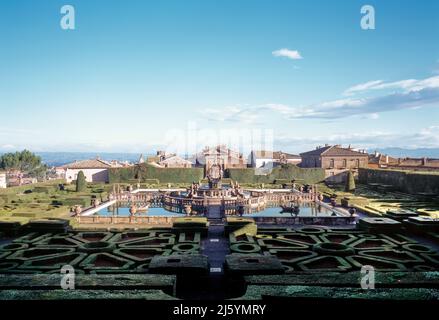Bagnaia, Villa Lante, Gartenanlage, Blick vom oberen Garten auf Wasserparterre mit Fontana del Quadrato Stock Photo