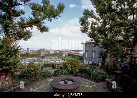 Bagnaia, Villa Lante, Gartenanlage, Blick vom oberen Garten auf Wasserparterre mit Fontana del Quadrato Stock Photo