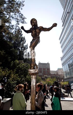 Ciudad de México, 8 diciembre de 2021.- Centro Histórico  Inauguración de la muestra “Rodin y Dalí”, obras que salen de Museo Soumaya, se dan cita al aire libre en el antiguo atrio del templo de San Francisco. La muestra integra 15 esculturas que evocan el gesto creativo en libertad. Una exposición inédita de Fundación Carlos Slim en la que, por primera vez, se presenta el bronce de Dalí, “Mujer con cabeza de rosas”. A partir del óleo surrealista de 1935, la obra de casi dos metros de altura, fue modelada y fundida en 1987. Fotos: Francisco Morales/DAMMPHOTO Stock Photo