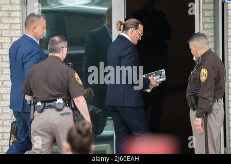 Fairfax, VA. 25th Apr, 2022. Actor Johnny Depp arrives for his anti-defamation trial at Fairfax County Courthouse in Fairfax, VA, on Monday, April 25, 2022. Credit: Chris Kleponis/CNP (RESTRICTION: NO New York or New Jersey Newspapers or newspapers within a 75 mile radius of New York City) Credit: dpa/Alamy Live News Stock Photo