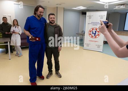 Kyiv, Ukraine. 26th Apr, 2022. Ukrainian President Volodymyr Zelenskyy, right, presents the staff and doctors of the Okhmatdyt National Childrens Specialized Hospital with medals, April 26, 2022 in Kyiv, Ukraine. Credit: Ukraine Presidency/Ukraine Presidency/Ģ����ý Live News Stock Photo