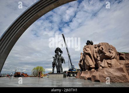 Kyiv, Ukraine. 26th Apr, 2022. Workers prepare to dismantle the Soviet monument to Ukrainian-Russian friendship, which was erected in 1982 as a symbol of the reunification of Ukraine and Russia, amid Russia invasion of Ukraine. Following the escalation of the Russia-Ukraine war, Kyiv's mayor Vitaliy Klitschko announced on 25 April 20222, that the sculpture component of the monument would be removed and the giant arch above the workers would be renamed. Credit: SOPA Images Limited/Ģ����ý Live News Stock Photo