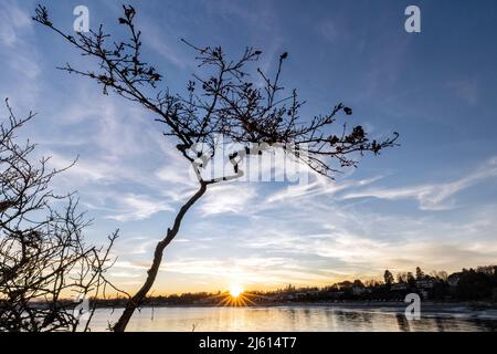 Sunset over Willows Beach near Uplands Park in Oak Bay - Victoria, Vancouver Island, British Columbia, Canada Stock Photo