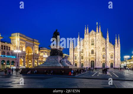 Piazza del Duomo at night in Milan, Italy, with the cathedral, the Vittorio Emanuele II gallery and the statue to Vittorio Emanuele II. Stock Photo
