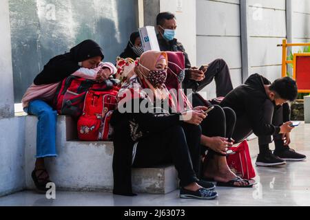 Bandung, Indonesia. 27th Apr, 2022. Passengers wait for departure at Kiaracondong Railway Station. Based on data from the Indonesian Railway Company (PT KAI) DAOP 2 Bandung from April 22 to April 27, 2022, the number of passengers who have departed is around 13,700 passengers and the peak of the homecoming (Mudik) flow is estimated to occur on April 30, 2022. Credit: SOPA Images Limited/Alamy Live News Stock Photo