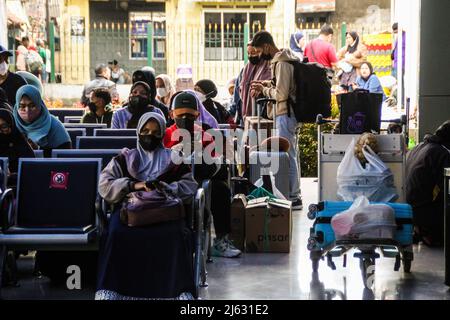 Bandung, Indonesia. 27th Apr, 2022. Passengers wait for departure at Kiaracondong Railway Station. Based on data from the Indonesian Railway Company (PT KAI) DAOP 2 Bandung from April 22 to April 27, 2022, the number of passengers who have departed is around 13,700 passengers and the peak of the homecoming (Mudik) flow is estimated to occur on April 30, 2022. (Photo by Algi Febri Sugita/SOPA Images/Sipa USA) Credit: Sipa USA/Alamy Live News Stock Photo