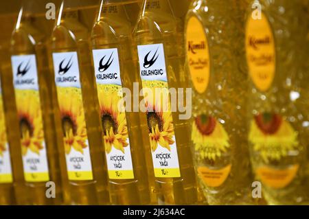 (220427) -- BEIJING, April 27, 2022 (Xinhua) -- Photo taken on March 7, 2022 shows bottles of sunflower oil for sale at a supermarket in Istanbul, Turkey. The Russia-Ukraine conflict has dealt 'a major shock' to commodity markets, altering global patterns of trade, production and consumption, the World Bank (WB) said in a report released on April 26, 2022. TO GO WITH 'World Bank warns of rises in food, energy prices due to Russia-Ukraine conflict' (Xinhua/Shadati) Stock Photo