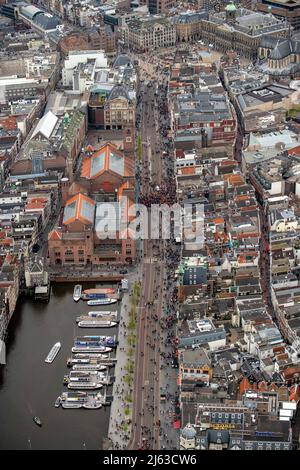 2022-04-27 13:06:21 AMSTERDAM - Aerial photo of the Damrak during King's Day. After two years in which King's Day had to be celebrated on a small scale due to the corona pandemic, the party will be celebrated exuberantly as usual this year. ANP BRAM VAN DE BIESES netherlands out - belgium out Credit: ANP/Alamy Live News Stock Photo