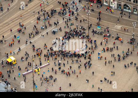 2022-04-27 13:04:48 AMSTERDAM - Aerial view of Dam Square during King's Day. After two years in which King's Day had to be celebrated on a small scale due to the corona pandemic, the party will be celebrated exuberantly as usual this year. ANP BRAM VAN DE BIESES netherlands out - belgium out Credit: ANP/Alamy Live News Stock Photo