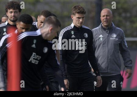 ROTTERDAM - (lr) Guus Til of Feyenoord, Feyenoord trainer coach Arne Slot during the training session prior to the match between Feyenoord and Olympique Marseille in the semifinals of the conference league at Trainingscomplex 1908 on April 27, 2022 in Rotterdam, Netherlands. ANP GERRIT VAN COLOGNE Stock Photo