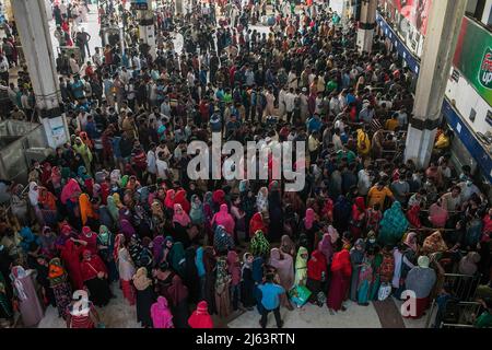 Dhaka, Bangladesh. 27th Apr, 2022. Bangladeshi people wait in a queue to collect their tickets at Komolapur railway station as Bangladesh Railways start selling advance tickets ahead of the Eid al-Fitr holiday. Eid al-Fitr is an important religious holiday celebrated by Muslims worldwide marking the end of Ramadan, the Islamic holy month of fasting. (Credit Image: © Sazzad Hossain/SOPA Images via ZUMA Press Wire) Stock Photo