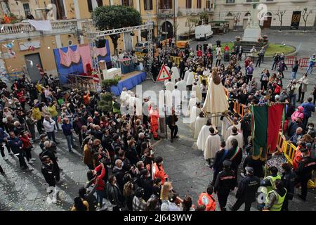 Pagani, Salerno, Italy - April 24, 2022 : Celebration of the Holy Mass in Piazza Bernardo D'Arezzo in honor of Santa Maria Incoronata del Carmine called 'Madonna delle Galline' The feast of Our Lady of the Hens is a religious and civil event that takes place annually in Pagani (Salerno) from the Friday of the eighth of Easter to the following Monday. The festival, celebrated in the homonymous sanctuary, is organized by the Carmelite Fathers of the sanctuary itself and by the Archconfraternity of Our Lady of the Hens.Outdoor celebration for the respect of the norms on Covid-19 and to avoid gath Stock Photo