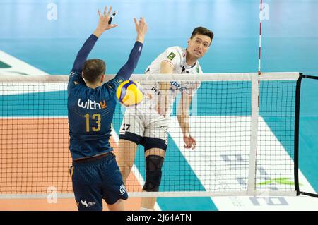 Verona, Italy. 27th Apr, 2022. Attack by Thomas Jaeschke - Allianz Power Volley Milano during Play Off 5th place - Verona Volley vs Allianz Milano, Volleyball Italian Serie A Men Superleague Championship in Verona, Italy, April 27 2022 Credit: Independent Photo Agency/Alamy Live News Stock Photo