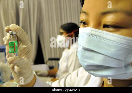 New Delhi, India. 27th Apr, 2022. Covid-19 coronavirus vaccinations for police at police headquarters in New Delhi, India on Apr. 27, 2022. (Photo by Ravi Batra/Sipa USA) Credit: Sipa USA/Alamy Live News Stock Photo