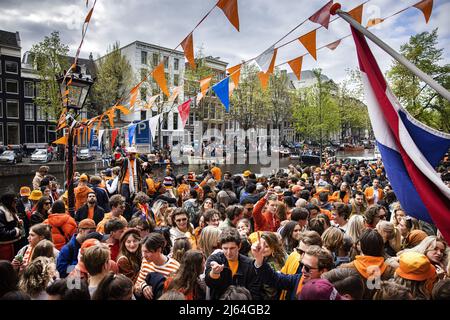 2022-04-27 18:03:20 AMSTERDAM - Revelers in the Jordaan in the capital. After two years in which King's Day had to be celebrated on a small scale due to the corona pandemic, the party will be celebrated on a grand scale again this year. ANP RAMON VAN FLYMEN netherlands out - belgium out Stock Photo