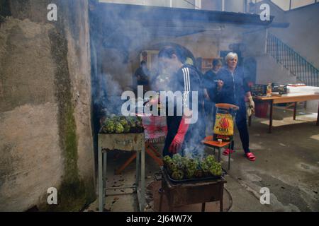 April 24, 2022, Pagani, Campania/Salerno, Italy: During the days of the Feast of Our Lady of Mount Carmel, called ''of the hens'', the traditional food of this religious festival is prepared for the historic center. Women cook artichokes on small kilns, while men prepare in large pots the sauce to be used for the traditional homemade pasta called ''tagliolini' (Credit Image: © Pasquale Gargano/Pacific Press via ZUMA Press Wire) Stock Photo