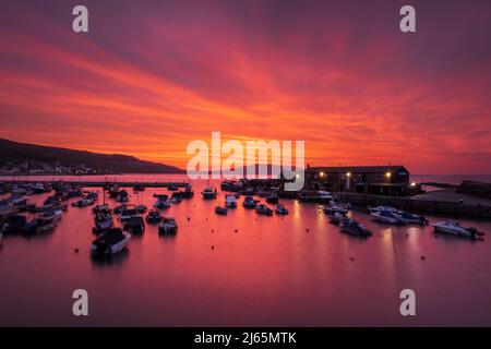 Lyme Regis, Dorset, UK. 28th March 2026. UK Weather: The beach at the ...