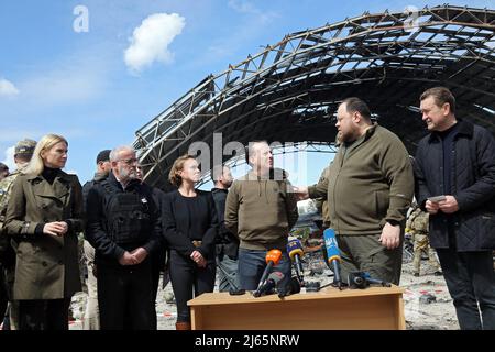 Non Exclusive: HOSTOMEL, UKRAINE - APRIL 27, 2022 - Deputy Speaker of Ukraine's Verkhovna Rada Olena Kondratiuk, President of the Assembly of the Repu Stock Photo