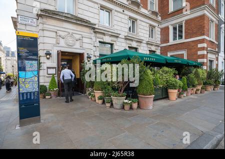 People entering The Ivy Market Grill restaurant in Covent Garden, London, England, UK Stock Photo