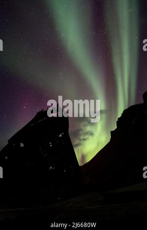 Aurora Borealis über dem alten Schiffswrack in Djúpavík, Westfjorde, Island - northern lights over an old shipwreck in the Icelandiv westfjords Stock Photo