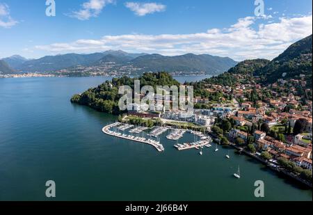 Drohnenaufnahme, Drohnenfoto vom Hafen und der Altstadt in Laveno am Ufer des Lago Maggiore mit Alpenpanorama, Laveno-Mombello, Provinz Varese