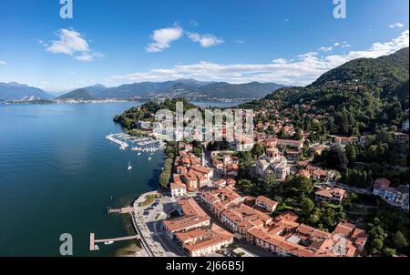 Drohnenaufnahme, Drohnenfoto vom Hafen und der Altstadt in Laveno am Ufer des Lago Maggiore mit Alpenpanorama, Laveno-Mombello, Provinz Varese