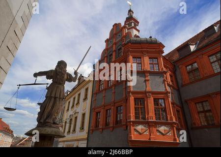 Der Schoenhof aelteste Renaissance-Bauwerk in Goerlitz, 1526, ehemaliges fuerstliches Gaestehaus, vorne die Justitia am alten Rathaus, Goerlitz Stock Photo