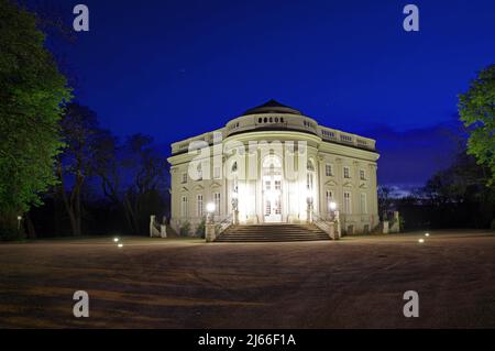 Das beleuchtete Schloss Richmond in der Abenddaemmerung, Braunschweig, Niedersachsen, Deutschland Stock Photo