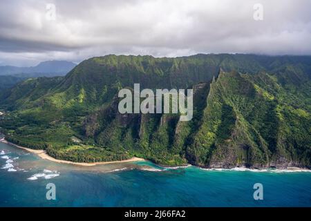 Luftaufnahme der Na Pali Coast und des Haena State Park, Kee Beach, Napali Kueste, Kauai, Hawaii, USA Stock Photo