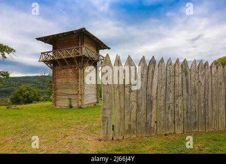 Limes bei Lorch, Teil des UNESCO Welterbes Obergermanische-Raetischer Limes, rekonstruierten roemischen Wachturm, Holzpalisade, Grenzweg, einstiger Stock Photo