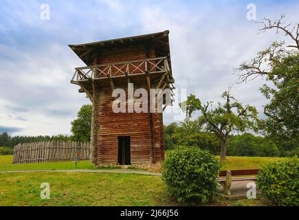 Limes bei Lorch, Teil des UNESCO Welterbes Obergermanische-Raetischer Limes, rekonstruierten roemischen Wachturm, Holzpalisade, Grenzweg, einstiger Stock Photo