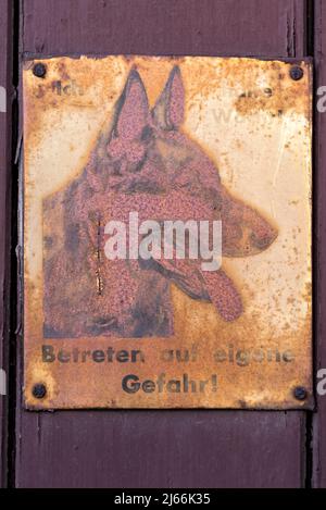 Altes rostiges Warnschild mit Schaeferhund, Betreten auf eigene Gefahr, Altstadt, Schlitz, Vogelsberg, Hessen, Deutschland Stock Photo