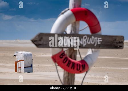 Impressionen von der Insel Borkum - Strandkorb, Rettungsring, Dünenbudje. Stock Photo