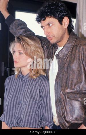 Jeff Goldblum, amerikanischer Schauspieler, an der Seite von Michelle Pfeiffer beim Launch vom Spielfilm 'Kopfüber in die Nacht', Deutschland um 1985. Stock Photo