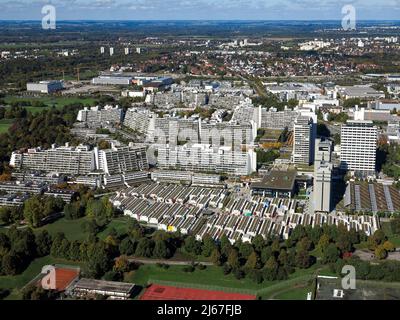 Blick auf das Olympische Dorf und die vorgelagerten Studentenbungalows in München, Deutschland Stock Photo
