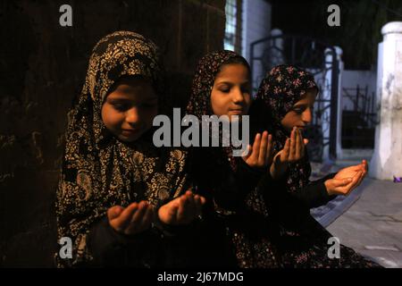 April 28, 2022, Gaza, Gaza Strip, Palestine: Palestinian devotees pray on Laylat al-Qadr for this night, the 27th of Ramadan, at Al-Omari Mosque and Al-Sayed Hashem Mosque in the center of Gaza City. (Credit Image: © Samar Abu Elouf/ZUMA Press Wire) Stock Photo