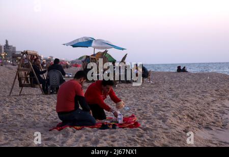 Gaza, Palestine. 28th Apr, 2022. April 28, 2022, Gaza, Gaza Strip, Palestine: Palestinians eat Al Iftar meal during Ramadan on the Gaza beach. (Credit Image: © Samar Abu Elouf/ZUMA Press Wire) Credit: ZUMA Press, Inc./Alamy Live News Stock Photo