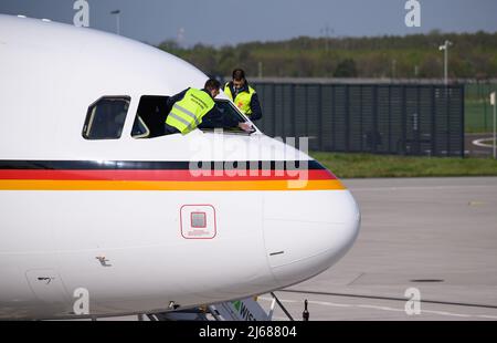 27 April 2022, Brandenburg, Schönefeld: Bundeswehr soldiers clean the windshields of an Airbus A 319 aircraft of the German Armed Forces' Special Air Mission Wing at the military section of Berlin Brandenburg Airport. Photo: Bernd von Jutrczenka/dpa Stock Photo