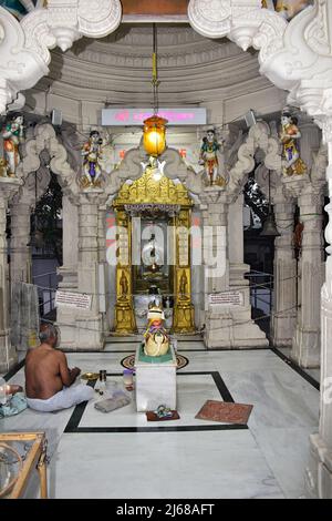 MAHARASHTRA, SOLAPUR - PUNE HIGHWAY, February 2022, Hindu Priest at Chandramouleshwar Mahadev Mandir, Hindu Temple, Interior view Stock Photo