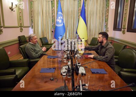 (220429) -- KIEV, April 29, 2022 (Xinhua) -- Ukrainian President Volodymyr Zelensky (R) meets with United Nations Secretary-General Antonio Guterres in Kiev, Ukraine, April 28, 2022.  Zelensky and Guterres on Thursday discussed the evacuation of people from the besieged city of Mariupol, the presidential press service reported. (Ukrainian presidential office/Handout via Xinhua) Stock Photo