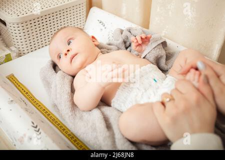 mother measuresh the growth of child, captive table, medical examination.  Development, height. calculation Stock Photo - Alamy